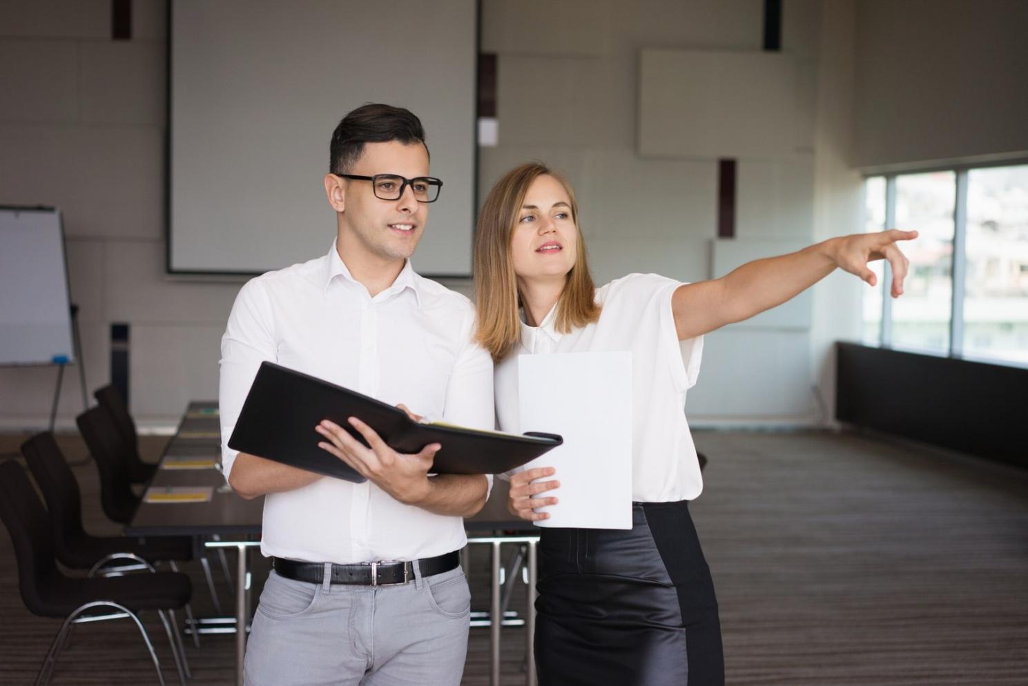 Équipe de conseillers en création d'entreprise travaillant ensemble