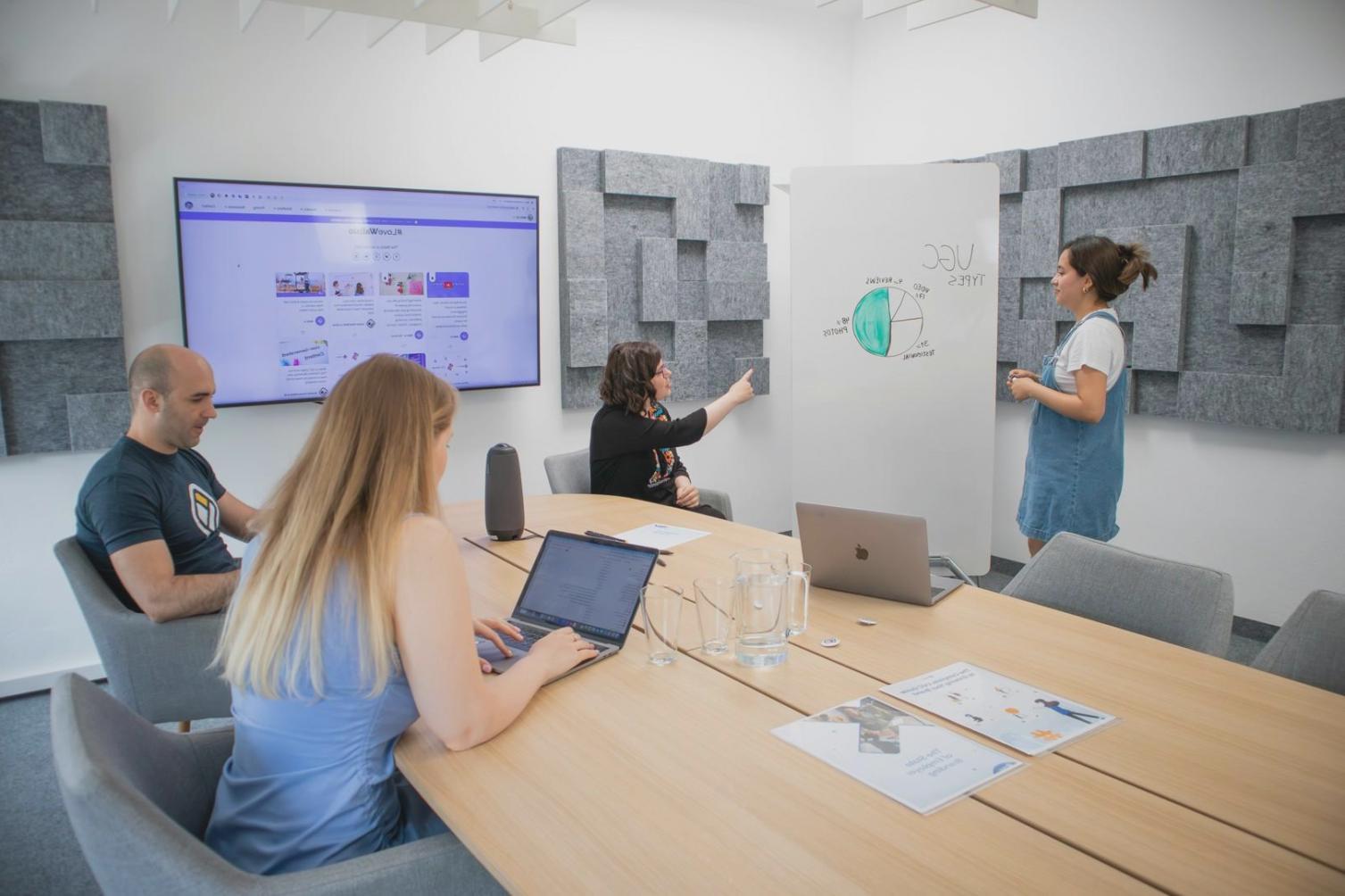 Bureau moderne pour consultation en création d'entreprise